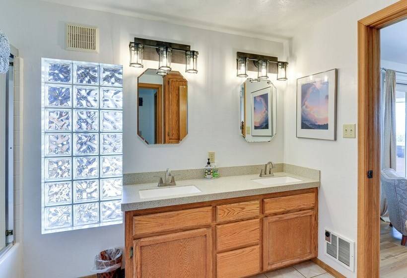 Mckinleyville Getaway W/ Hot Tub & Ocean Views!