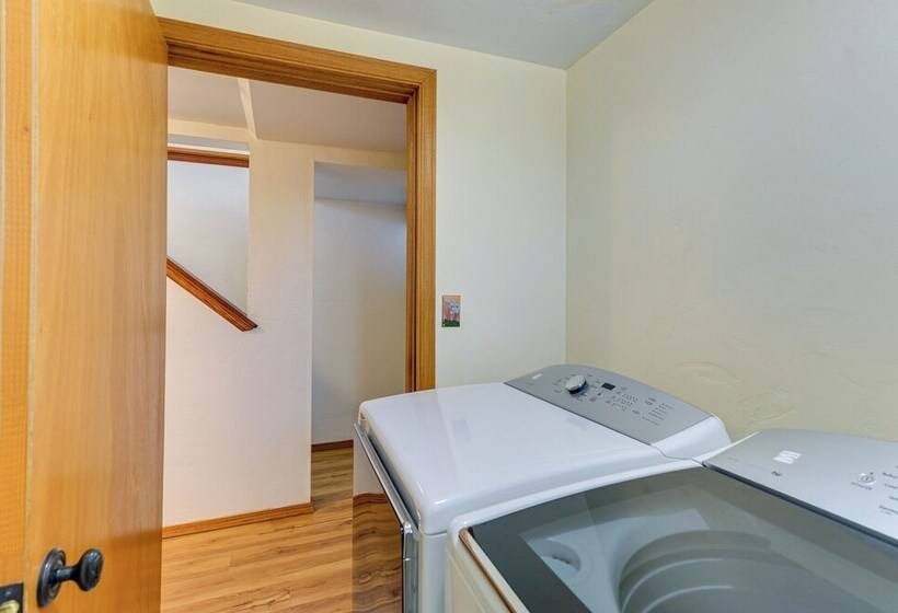 Mckinleyville Getaway W/ Hot Tub & Ocean Views!