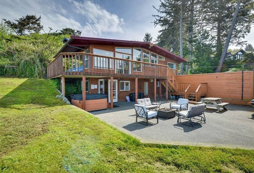 Mckinleyville Getaway W/ Hot Tub & Ocean Views!