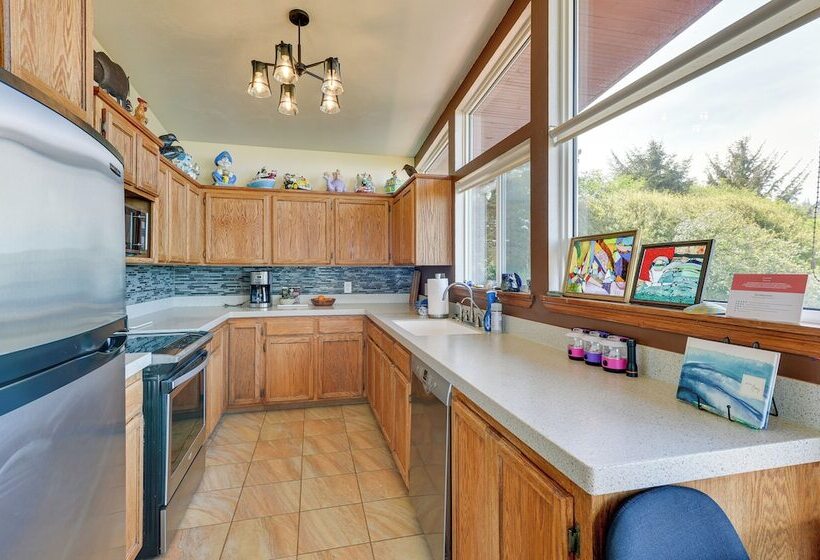 Mckinleyville Getaway W/ Hot Tub & Ocean Views!