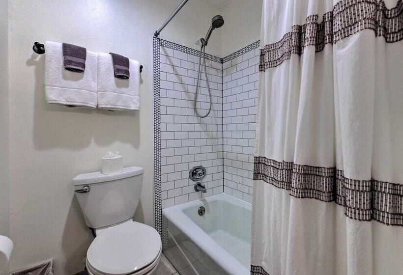 Modern Coastal Bungalow W/ Yard ~ Walk To Beach!