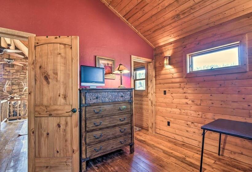 Cozy Family Cabin: Game Room, Near National Parks!