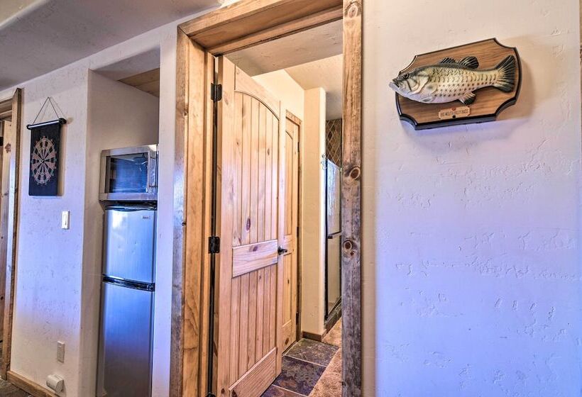 Cozy Family Cabin: Game Room, Near National Parks!