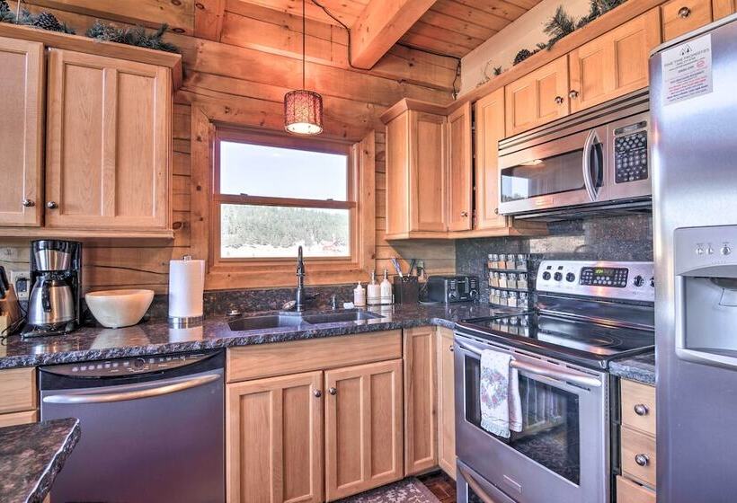 Cozy Family Cabin: Game Room, Near National Parks!