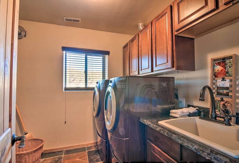 Cozy Family Cabin: Game Room, Near National Parks!