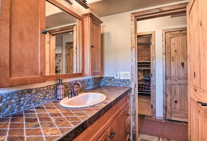 Cozy Family Cabin: Game Room, Near National Parks!