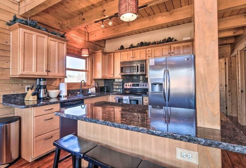 Cozy Family Cabin: Game Room, Near National Parks!