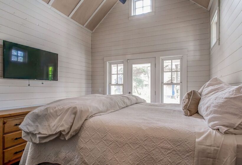 Modern Gearhart Getaway, Walk To Beach & Downtown!