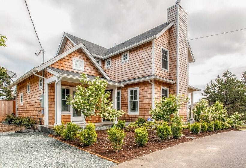 Modern Gearhart Getaway, Walk To Beach & Downtown!