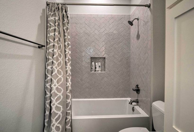 Modern Lake Travis Haven W/ Resort Amenities!