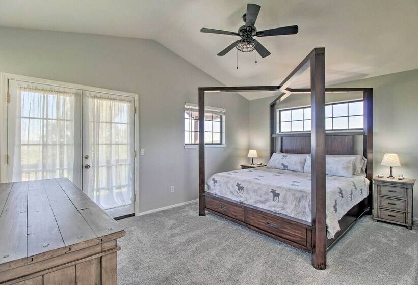 Modern Show Low Retreat W/ Deck & Mtn Views!