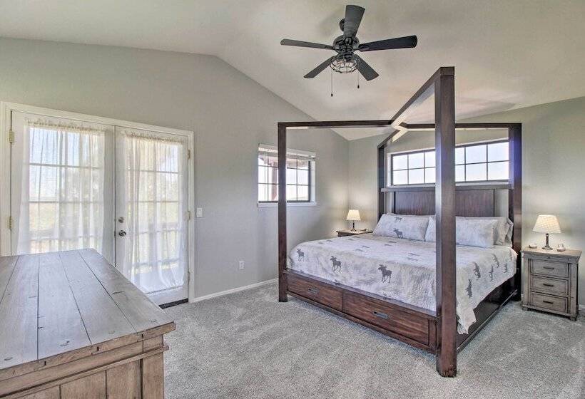 Modern Show Low Retreat W/ Deck & Mtn Views!