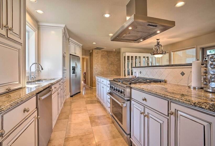 Moses Lake Retreat W/ Salt Water Hot Tub!