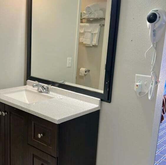 فندق على الطريق New Budget Inn