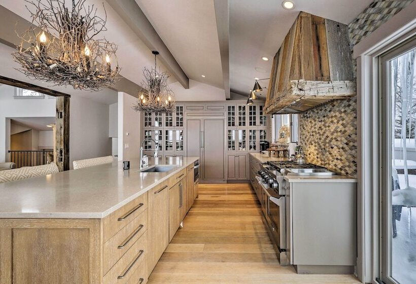 Vail Mountain Retreat W/ Hot Tub & Deck!