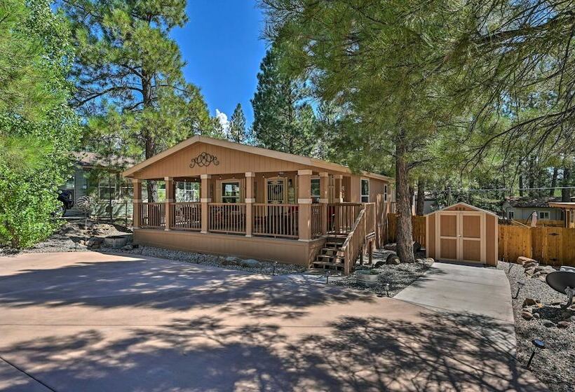 Cozy Munds Park Cabin W/ Deck & Fire Pit!