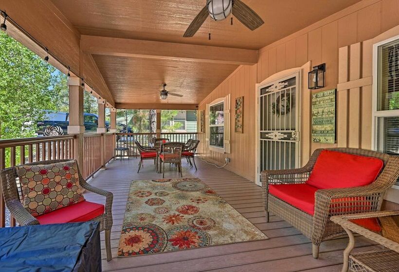 Cozy Munds Park Cabin W/ Deck & Fire Pit!