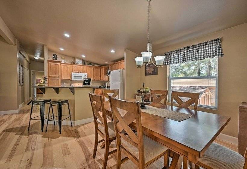 Cozy Munds Park Cabin W/ Deck & Fire Pit!