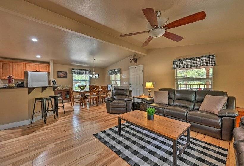 Cozy Munds Park Cabin W/ Deck & Fire Pit!