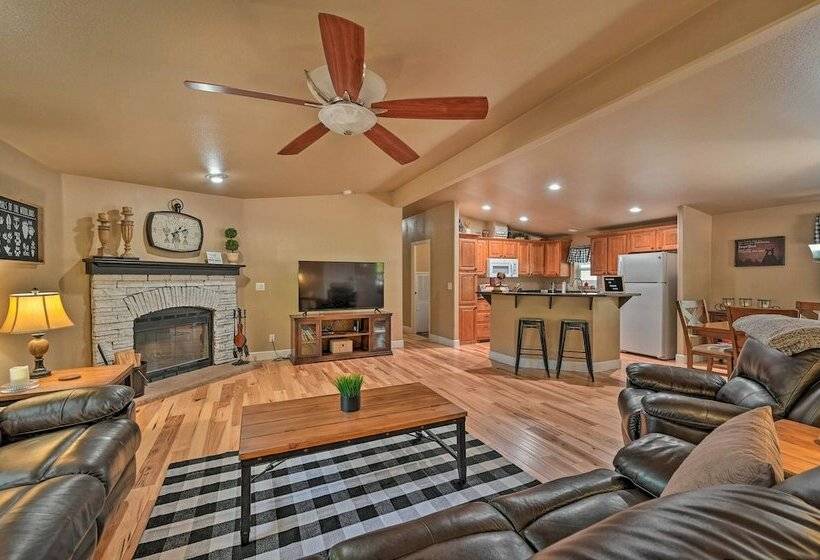 Cozy Munds Park Cabin W/ Deck & Fire Pit!