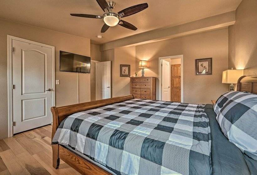 Cozy Munds Park Cabin W/ Deck & Fire Pit!