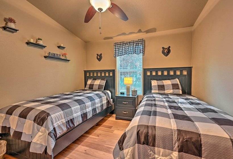 Cozy Munds Park Cabin W/ Deck & Fire Pit!