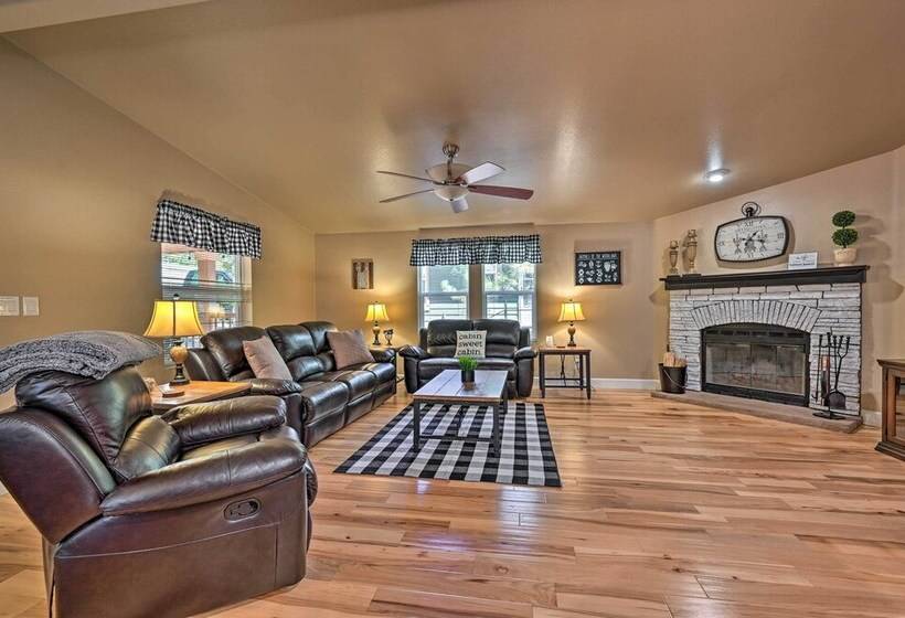 Cozy Munds Park Cabin W/ Deck & Fire Pit!