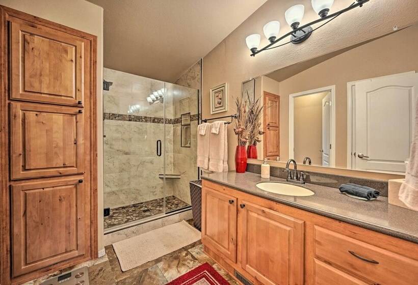 Cozy Munds Park Cabin W/ Deck & Fire Pit!