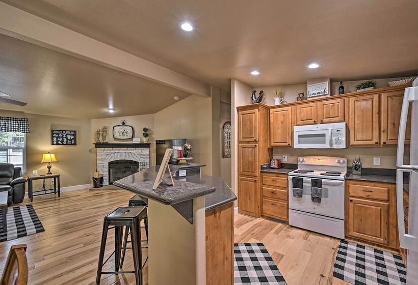 Cozy Munds Park Cabin W/ Deck & Fire Pit!