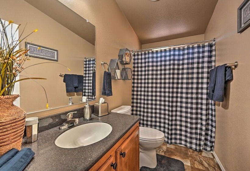 Cozy Munds Park Cabin W/ Deck & Fire Pit!