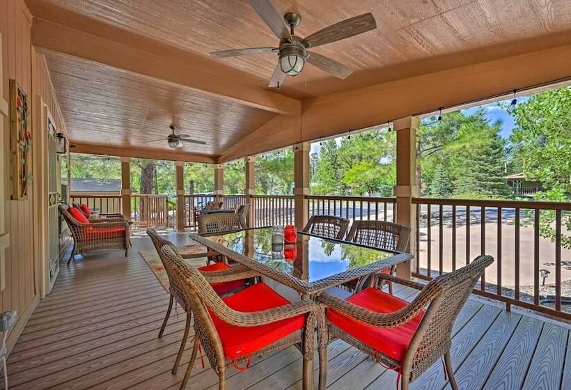 Cozy Munds Park Cabin W/ Deck & Fire Pit!
