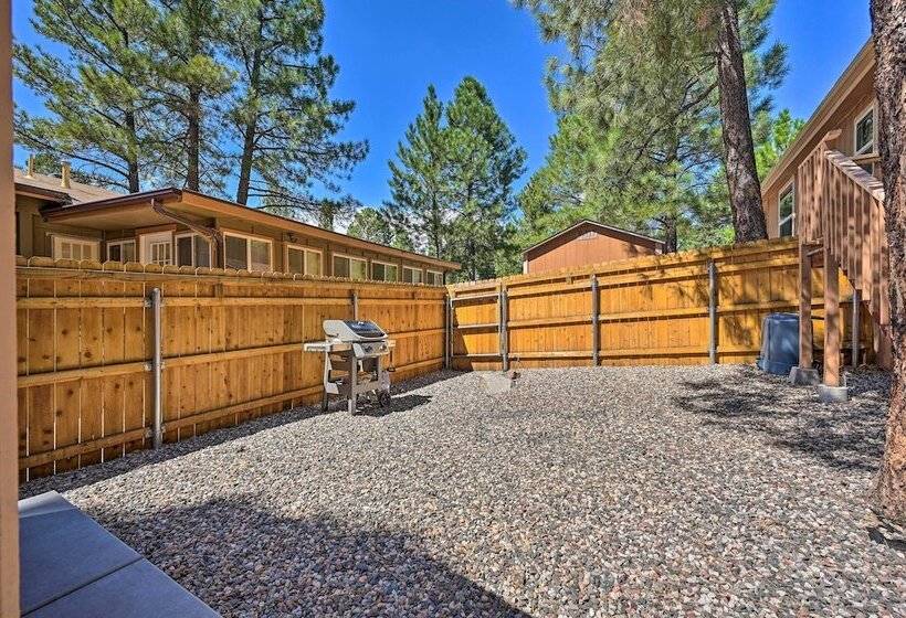 Cozy Munds Park Cabin W/ Deck & Fire Pit!