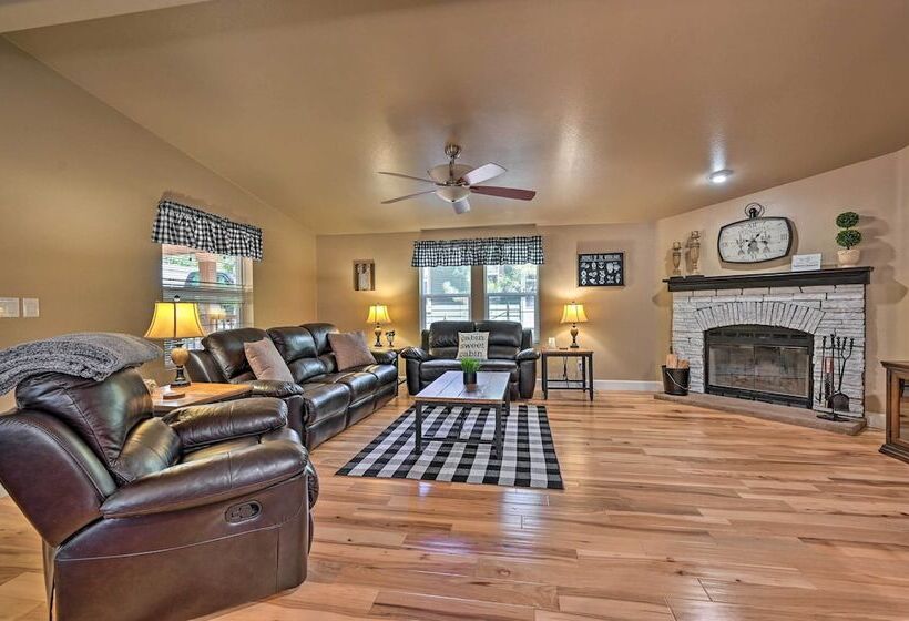 Cozy Munds Park Cabin W/ Deck & Fire Pit!