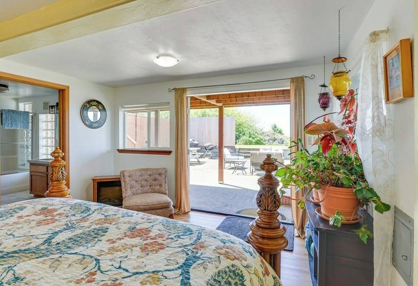 Mckinleyville Getaway W/ Hot Tub & Ocean Views!
