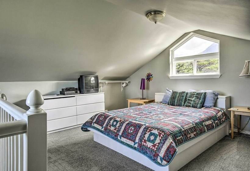 Oceanfront Escape W/ Pacific Views: Surf & Explore