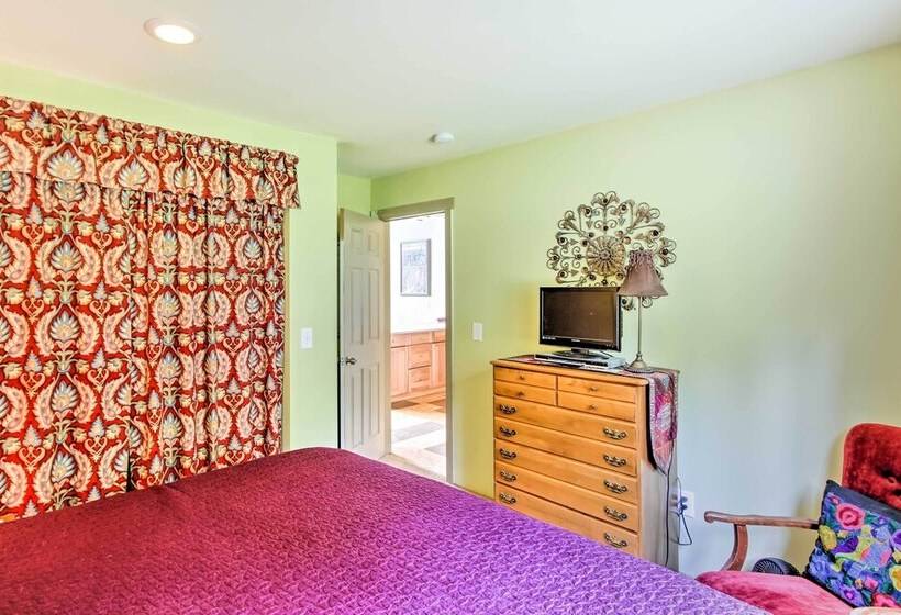 Peaceful Hoodsport Home: Lake Access & Forest View