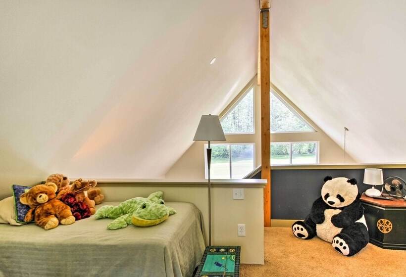 Peaceful Hoodsport Home: Lake Access & Forest View