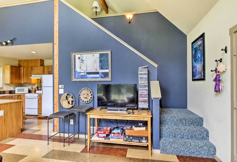 Peaceful Hoodsport Home: Lake Access & Forest View