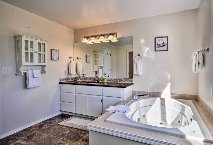 Peaceful, Pet Friendly Washougal Paradise!