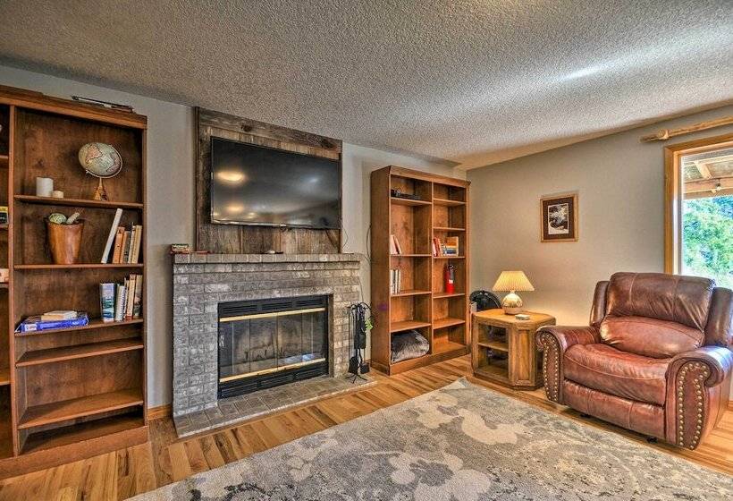 Peaceful, Pet Friendly Washougal Paradise!