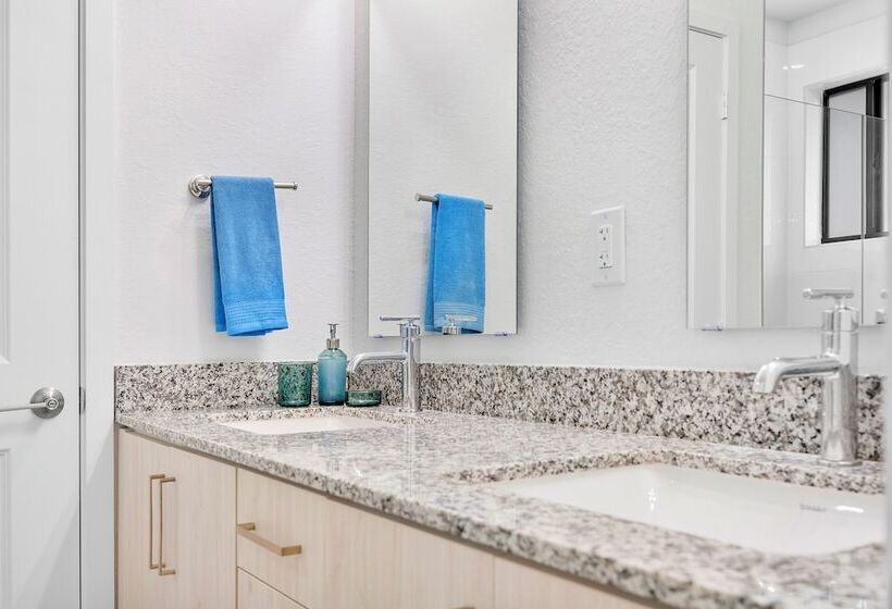 بنسيون Avi Lux Stay