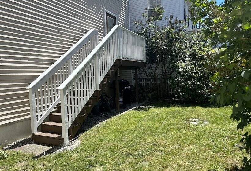 Пансион Cozy 3br Beach House By The Sea