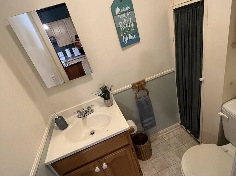 Пансион Cozy 3br Beach House By The Sea