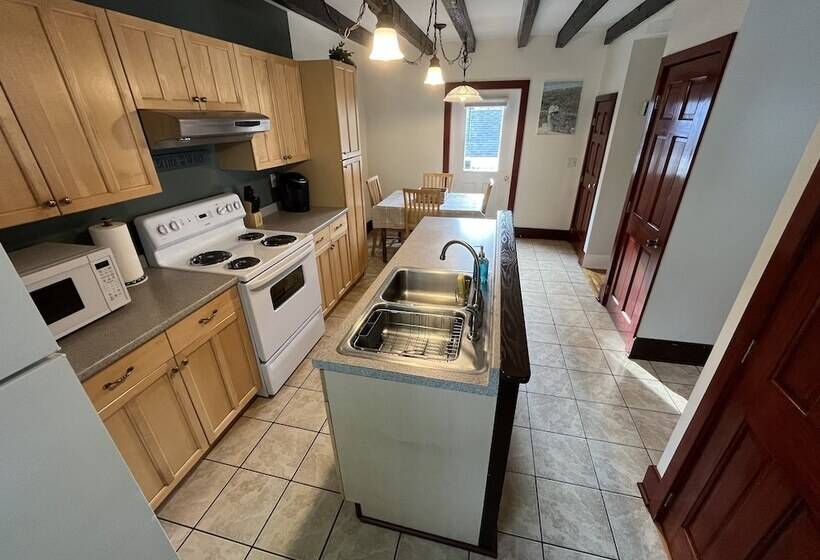 Пансион Cozy 3br Beach House By The Sea