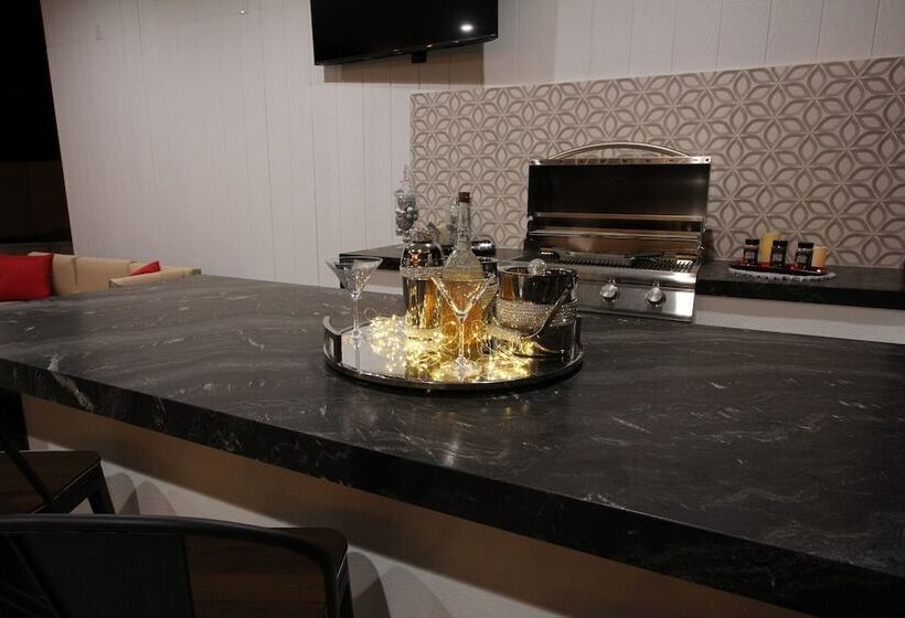 Upscale Peoria Home W/ Gazebo & Putting Green