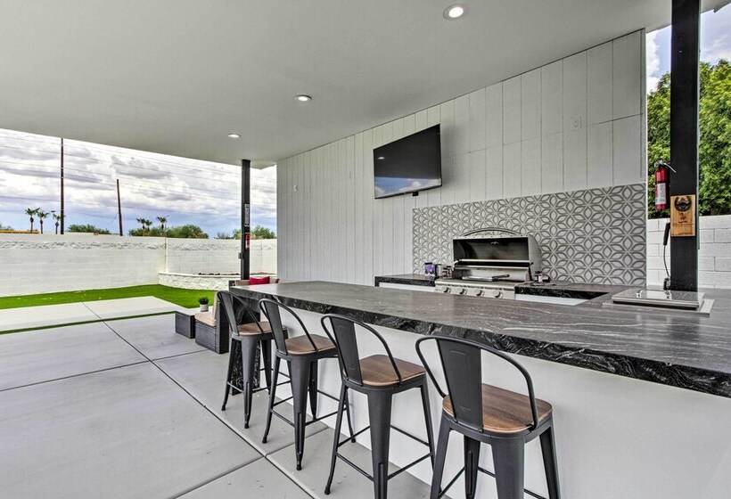 Upscale Peoria Home W/ Gazebo & Putting Green