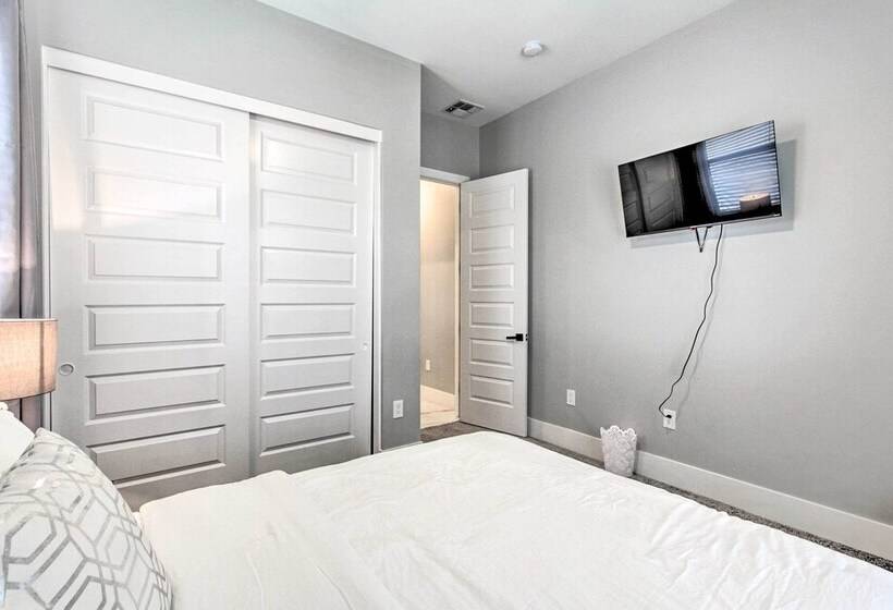 Upscale Peoria Home W/ Gazebo & Putting Green