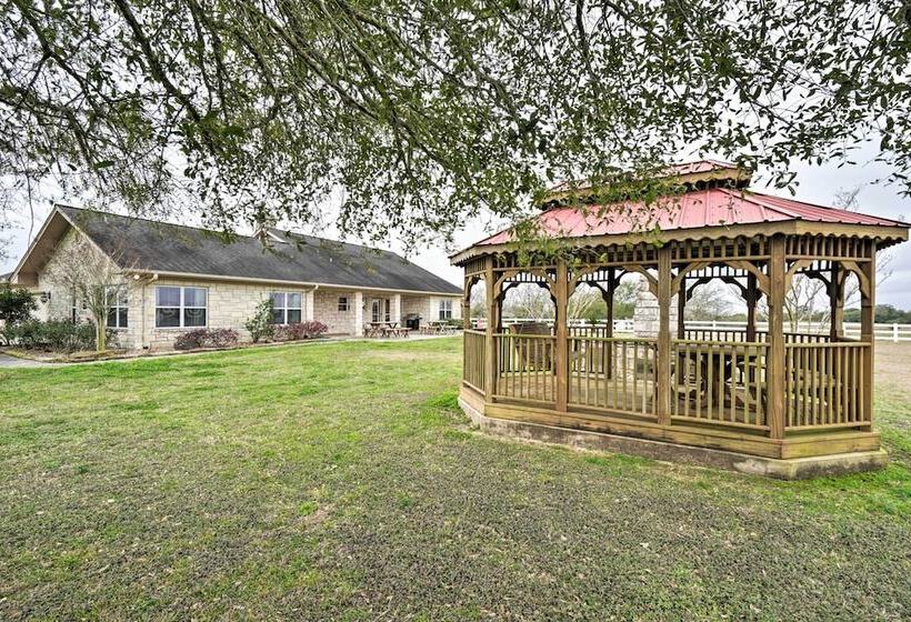 Pet Friendly Flatonia House W/ Patio & Gazebo!