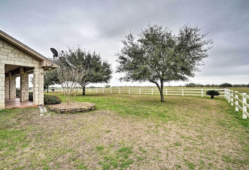 Pet Friendly Flatonia House W/ Patio & Gazebo!