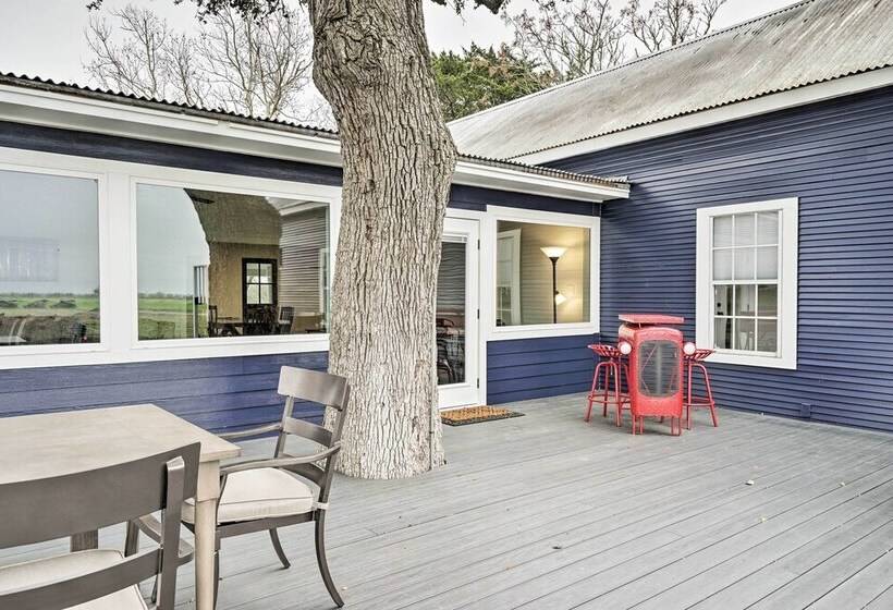 Pet Friendly Schulenburg Farmhouse W/ Pool!